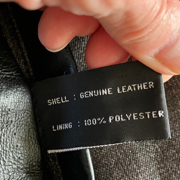 Men's Sleek Black Leather Bomber Jacket - Picture 6 of 13